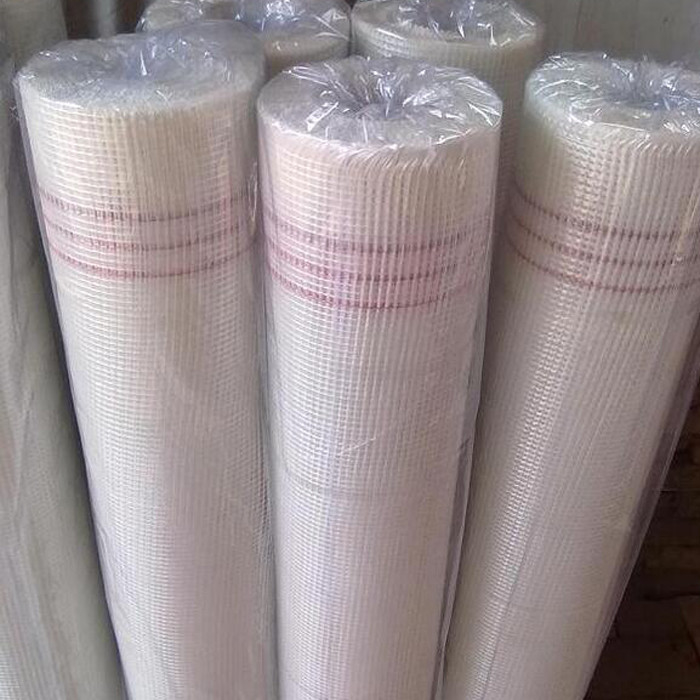 Wit bekleed glasvezel gaas in 4*4mm diafragma Vierkante gatvorm 50m-200m rollengte