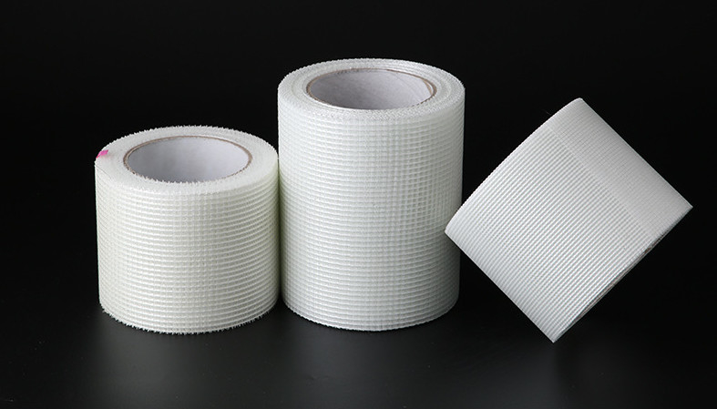 Kleefband voor kledingstukken van acetaat met C-glasgarens