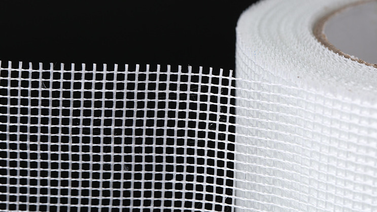 Kleefband voor kledingstukken van acetaat met C-glasgarens